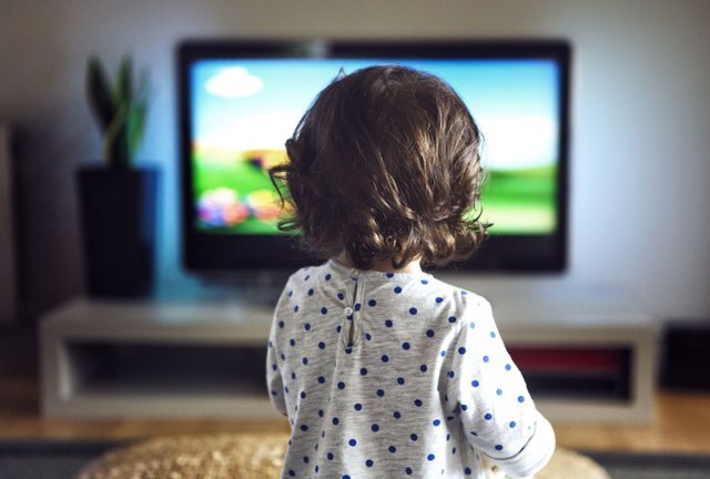 محتوای جنسی تلویزیون چه آسیبی به کودک می زند؟ | نحوه مواجهه با کودک