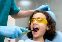 “فلوراید تراپی: حفاظت ارزشمند برای دندان‌های کودکان زیر ۶ سال”