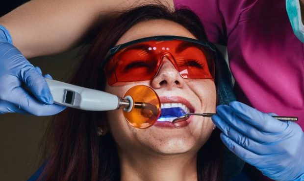 “راهنمای کامل بلیچینگ دندان با لیزر برای سفید کردن و بهبود زیبایی دندان‌ها”