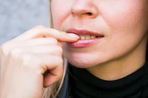 روش و نحوه صحیح کشیدن نخ دندان