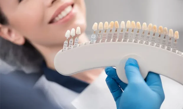 ارتودنسی یا کامپوزیت دندان؟ راهنمای انتخاب بهترین روش برای تصحیح دندان‌ها در گروه دهان و دندان