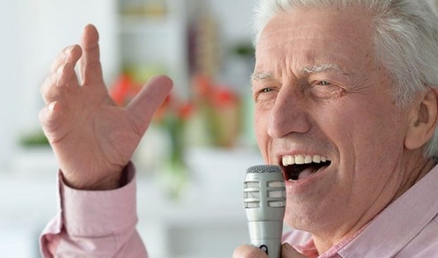 تاثیرات افزایش سن بر تغییرات صدا: عوامل اصلی و دلایل آن چیست؟