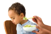 آیا باید کودکان را به خوردن غذا وادار کنیم؟