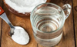 تأثیرات مثبت و منفی استفاده از آب نمک برای بهداشت دندان
