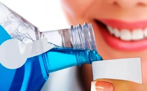 چگونه از دهانشویه استفاده کنیم: راهنمای استفاده از دهانشویه و زمان مناسب